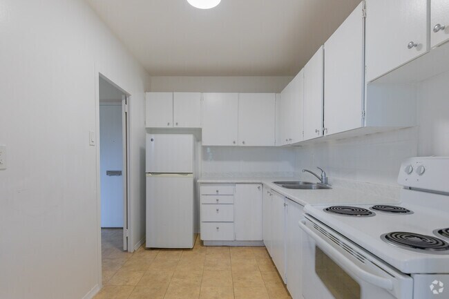 2BR, 1BA - 921SF - Kitchen