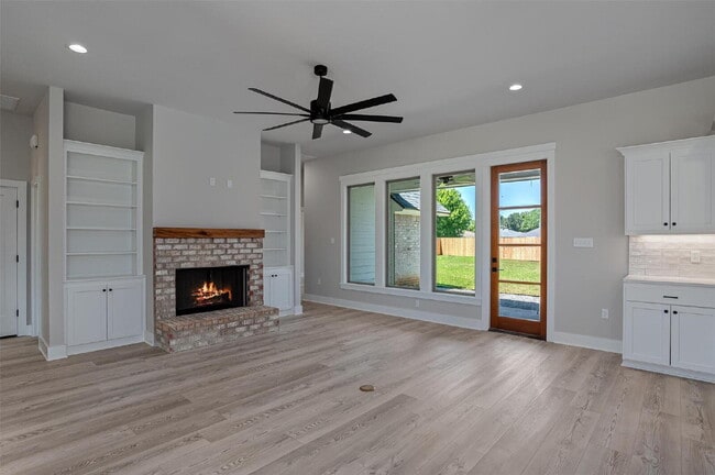 Photo - "Charming 3-Bed Retreat with Granite Elegance & Cozy Fireplace in Benton!"