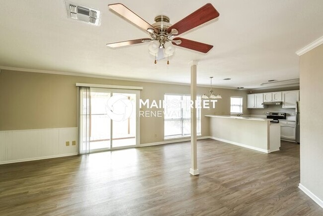 Photo - 3 Bedroom Pet-Friendly Home in San Antonio, TX with Main Street Renewal