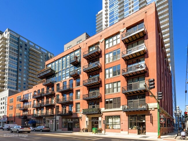 Building Photo - 300 W Grand Ave Unit 601