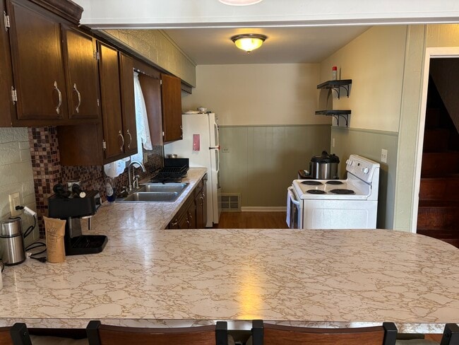 Photo - 211 27th St SE