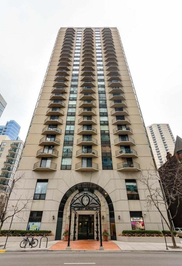 Building Photo - W Huron Unit 1201