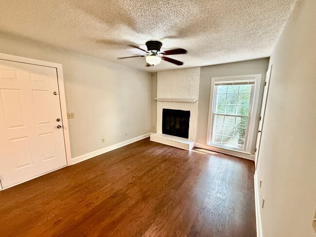 Building Photo - 2 Bedroom Condo on Chapman Mountain Unit D