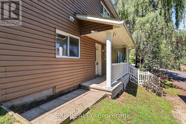 Photo - 2055 Victoria St