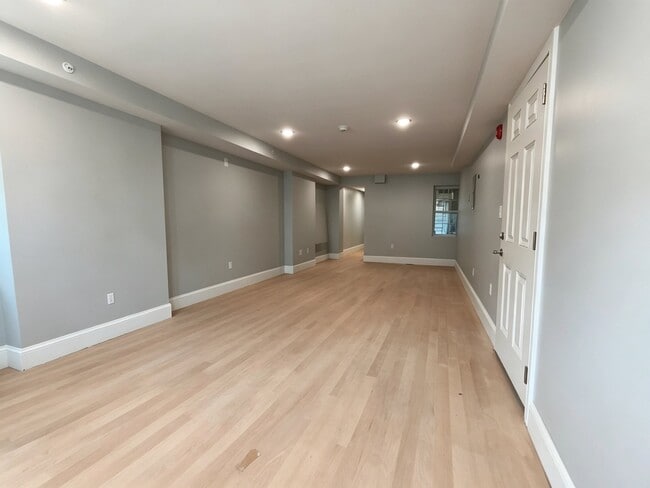 84 Chelsea St Unit Basement