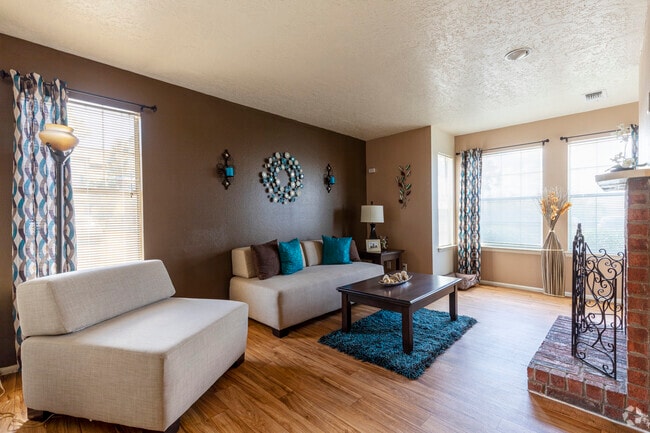 2BR, 1BA - 871 SF - Oak Tree Park