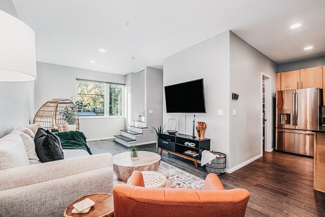 Photo - 824 E 27th St