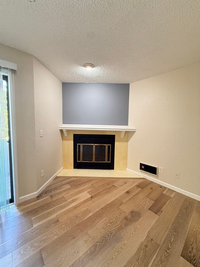 Photo - Well Maintained 2BD/2BTH Lynnwood Condo for Lease in Gated Community!