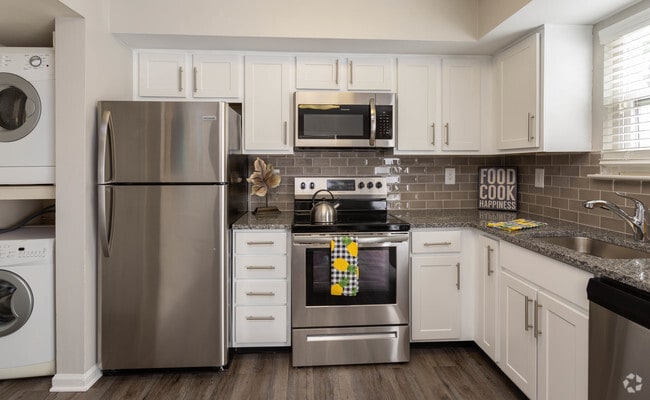 2BR, 1BA - 940 SF