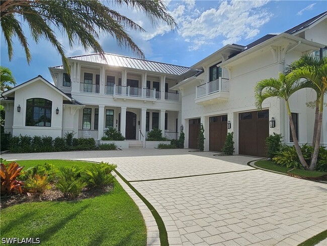 Building Photo - 637 Palm Cir W