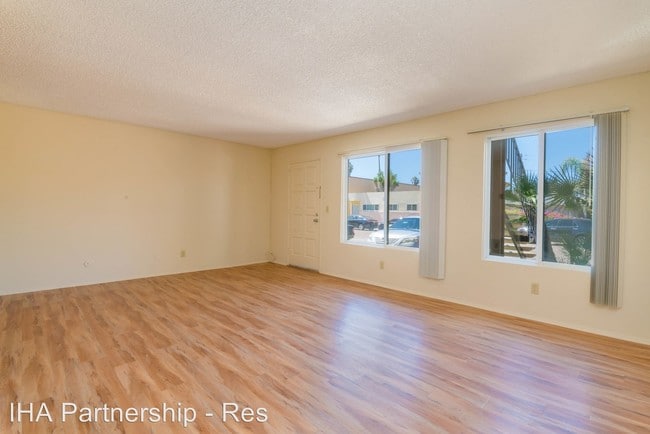 Studio, 1 BATH - 420 SF