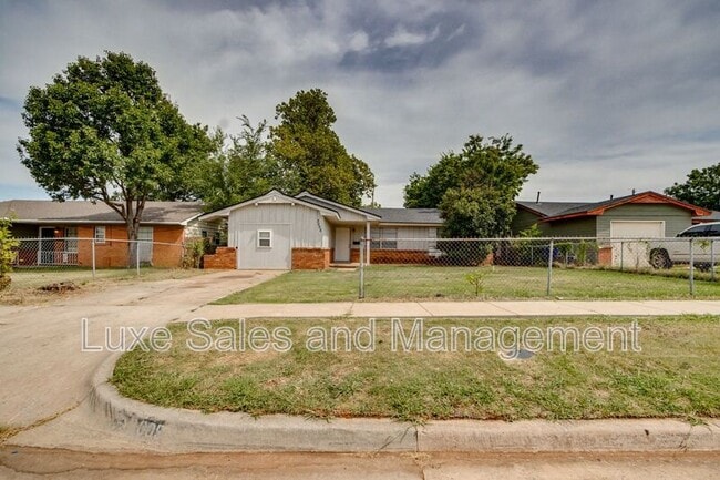 Building Photo - 3005 SW 52nd Pl