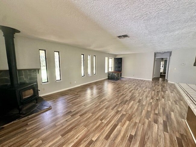 Photo - INCREDIBLE LOCATION!!! Quaint and Quiet and Roomy!