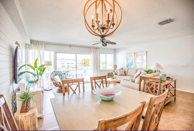 La mesa del comedor se expande a 8 - 96 Ave C