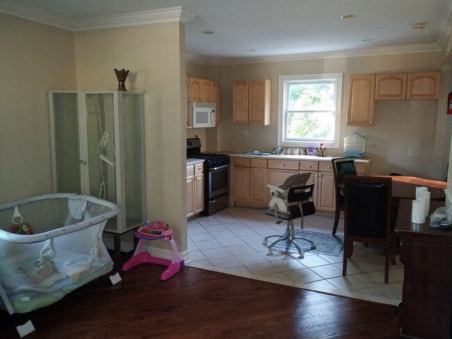 Building Photo - 176 Thompson Ave