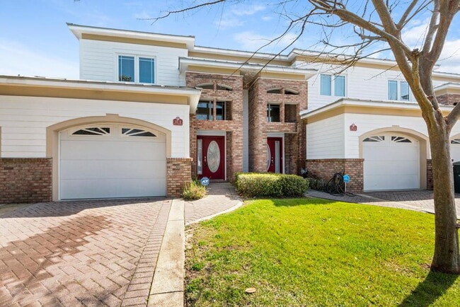 Building Photo - "Spacious 2-Bed Townhouse in Prime Fort Walton Beach Location" Unit B
