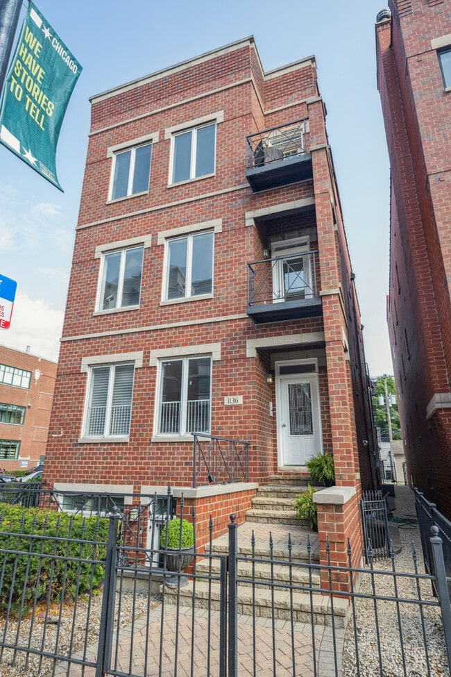 Building Photo - 1136 W Fullerton Ave Rental