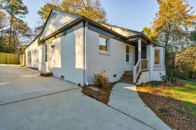 Photo - 995 Lindbergh Drive NE