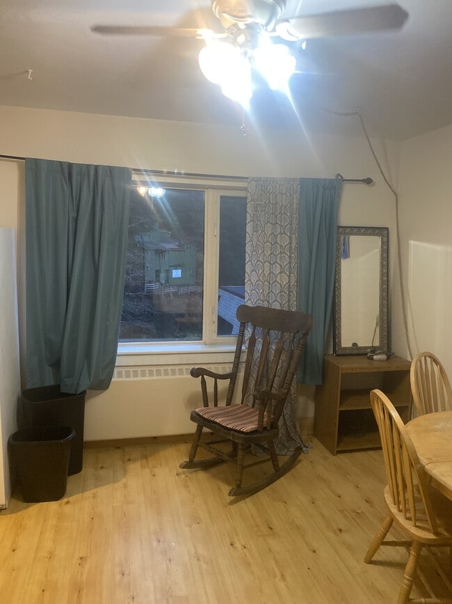 Photo - 320 Bawden St