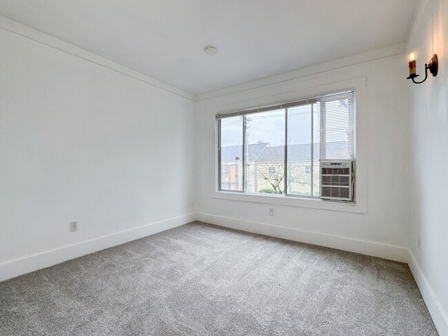 Photo - 1537 Valentine Pl S