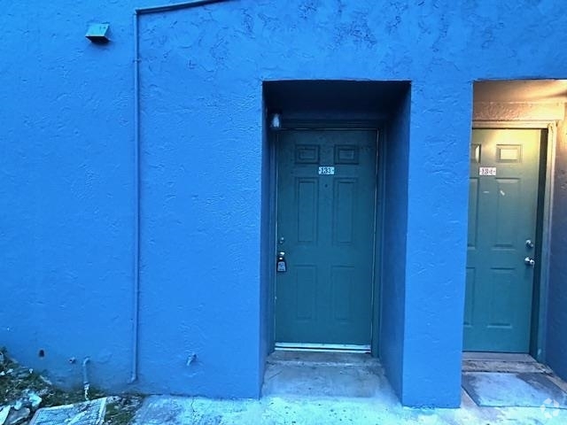 Building Photo - 2325 W Pensacola St Rental