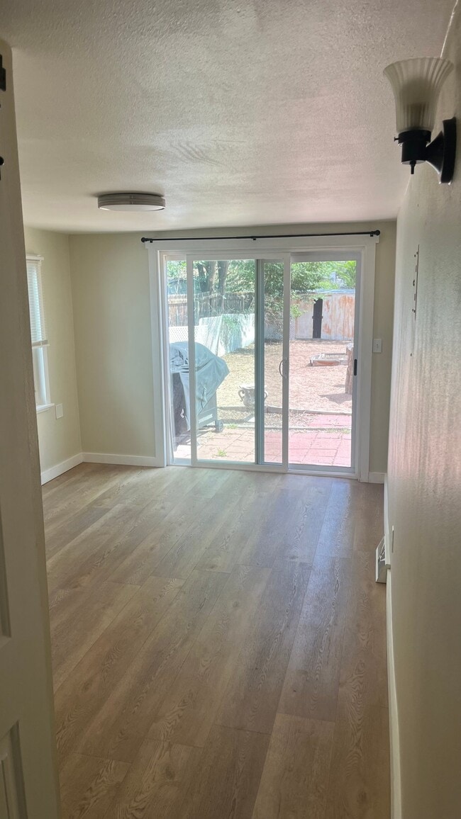 Photo - 1082 Hooker St