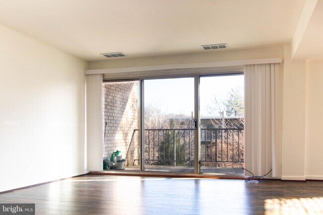 Photo - 37 Canterbury Square Unidad 302