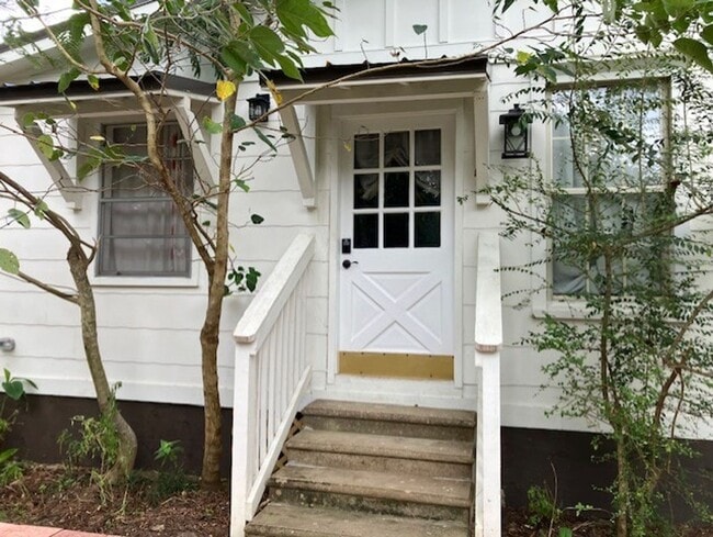 Building Photo - Kings Drive Unit Kings Drive-Oak Studio