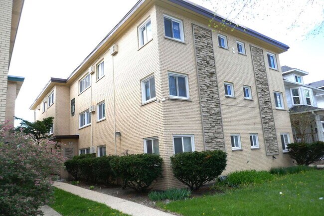 Building Photo - 2 Bedroom 1 bath in Oak Park Unit 3SW