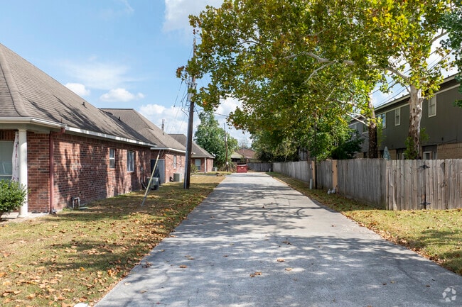 Driveway - Humblewood Apartments