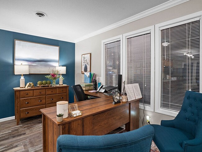 ¡Pásate por nuestra oficina de arrendamiento hoy mismo! - Misty Glen Apartments and Townhomes