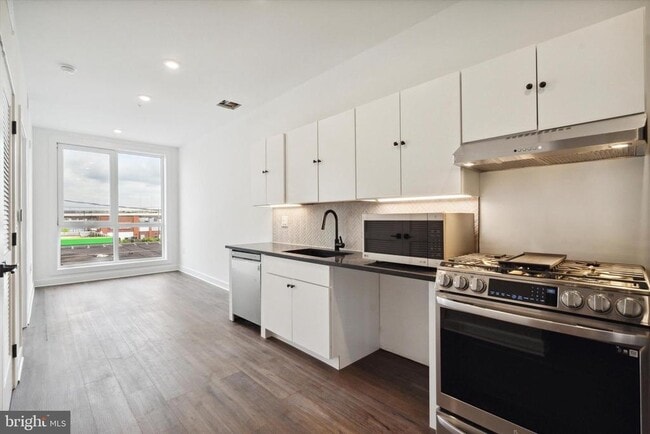 Building Photo - 2636 E York St Unit 202