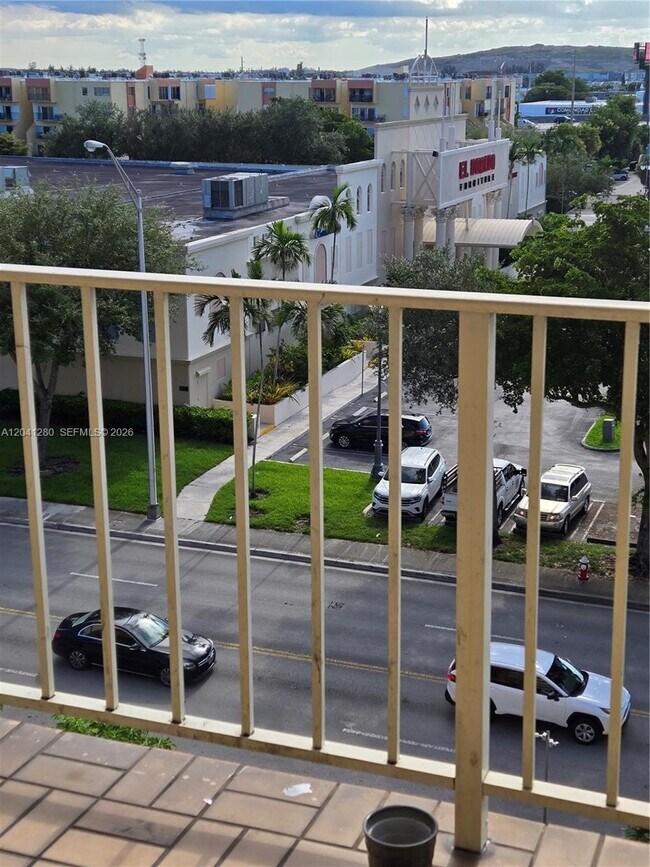 Photo - 4675 W 18th Ct Unidad 606