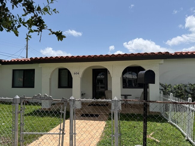 Building Photo - 604 SW 68th Ave