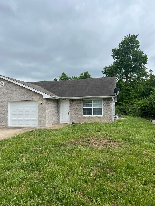 Building Photo - 2626 E Oakbrook Dr Unit B