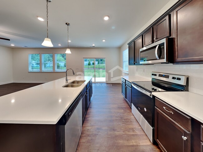 Photo - 719 Carnaby Ln