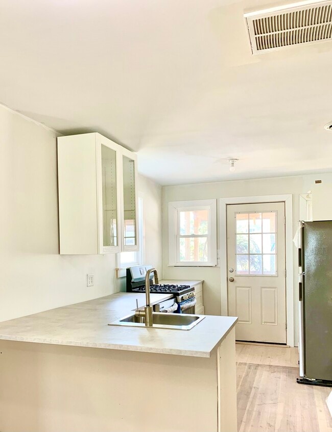 Kitchen leading to private porch & garden - 216 State St Casa Adosada