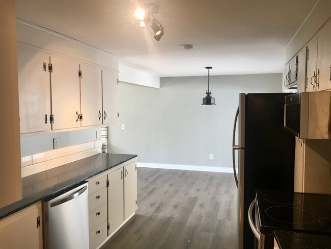 901 W Lacrosse Ave