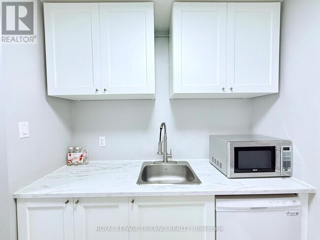 Photo - 737 Deveron Crescent Unité 208