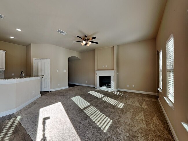 Photo - 633 Comal Dr