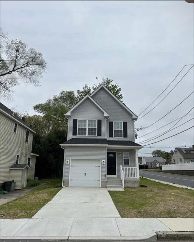 Photo - 300 Saunders Ave House