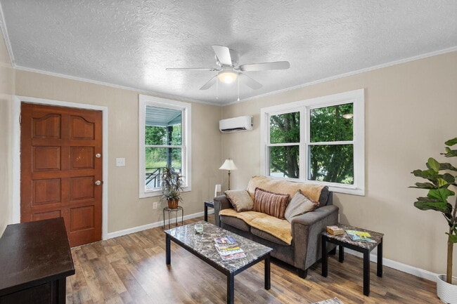 Photo - Sweet Cottage, minutes away from the University and Hospitals!