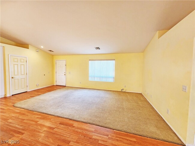 Photo - 960 Lone Pine Rd