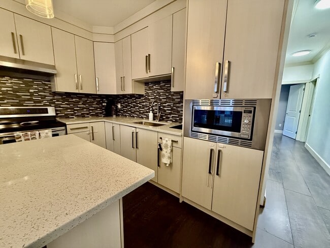 Photo - 13275-13290 90 Ave