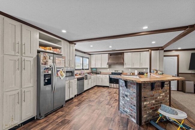 Photo - COUNTRY LIVING IN THE CITY