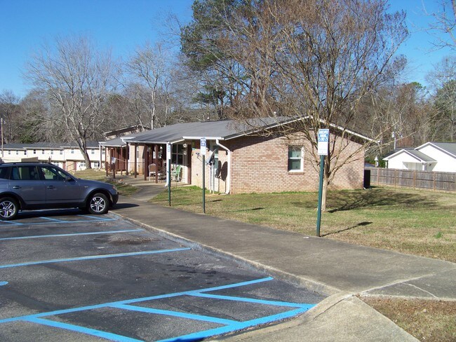 Photo - Heflin Oaks Apartments