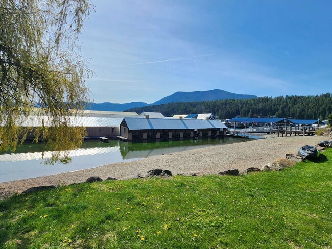 Building Photo - Bayview Lakeside Charmer Unit #1