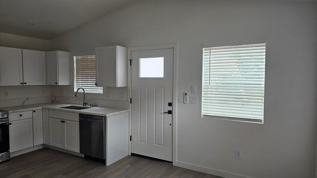 Photo - 376m Unit B