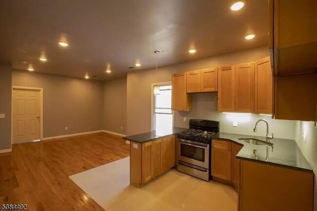 Photo - 399-401 E 28th St