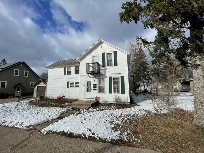 Building Photo - 2416 Algoma St Unit 3